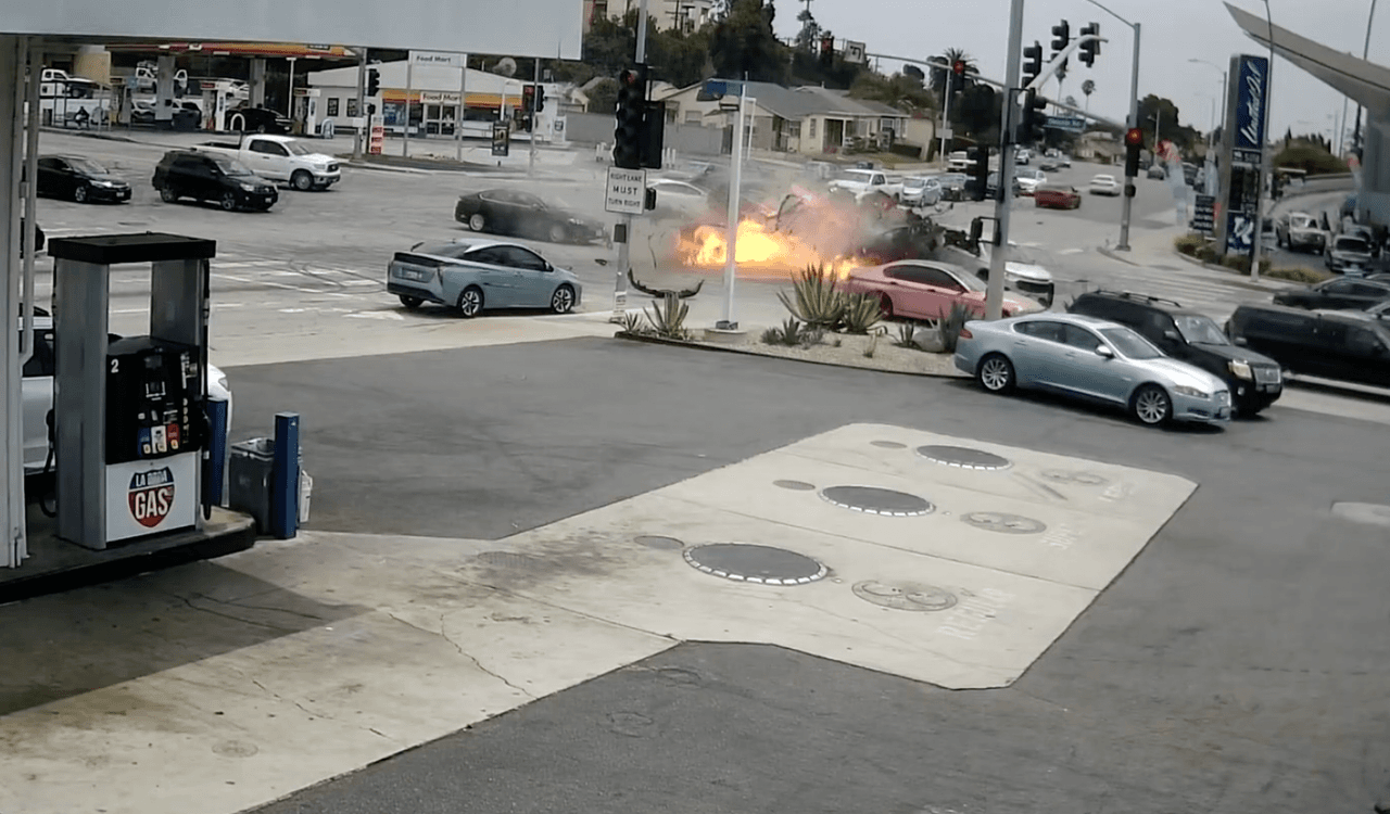 Un vocero de la Patrulla de Caminos de California (CHP) dijo que al parecer un carro
<b>Mercedes Benz iba viajando a alta velocidad en sentido sur de la avenida La Brea</b>.