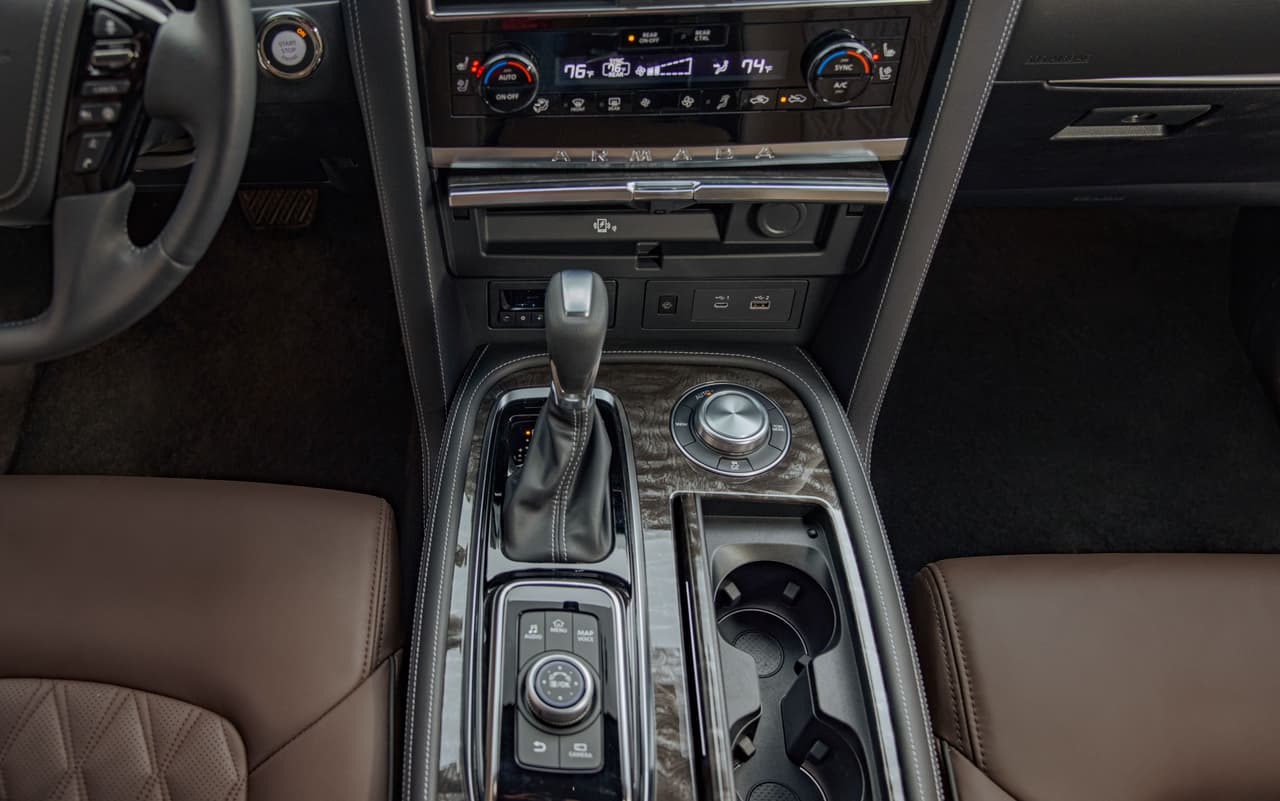 También cuenta con integración para Android Auto y Apple CarPlay, así como puertos de acceso a Internet y un cargador inalámbrico para dispositivos móviles.