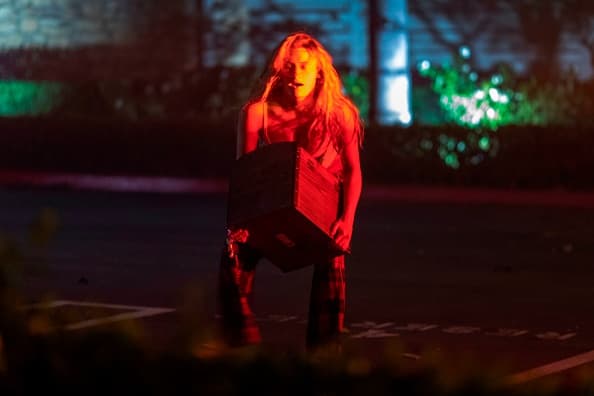 Esta mujer huye del fuego que se acerca a su casa de
<a href="https://www.univision.com/local/los-angeles-kmex/incendio-en-sylmar-causa-evacuaciones-y-cierre-de-autopista-210">Sylmar, al norte de Los Ángeles</a>, llevando consigo una caja que contiene los restos cremados de su caballo.