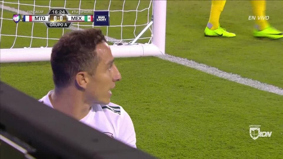 Tiro desviado de Andrés Guardado