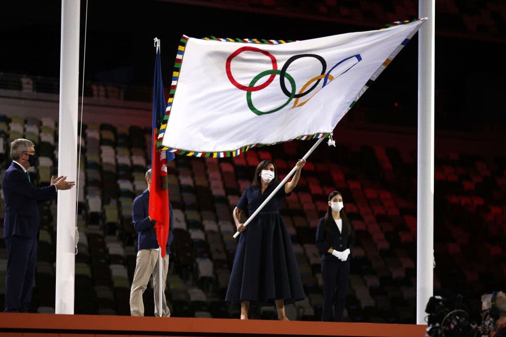 Finalmente, en Tokio, la carismática alcaldesa de París, Anne Hidalgo, recibió la bandera Olímpica que se llevará a su ciudad, que acogerá los próximos juegos, dentro de tres años.