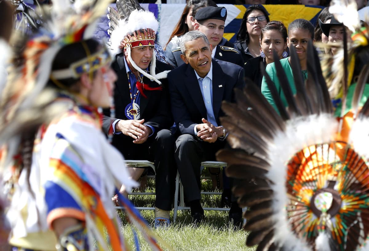El presidente Obama hizo una visita a la reserva de los sioux en Dakota del Norte, junto a su esposa Michelle Obama, el 13 de junio de 2014. Fue recibido por el jefe tribal David Archambault II, sentado a su derecha.