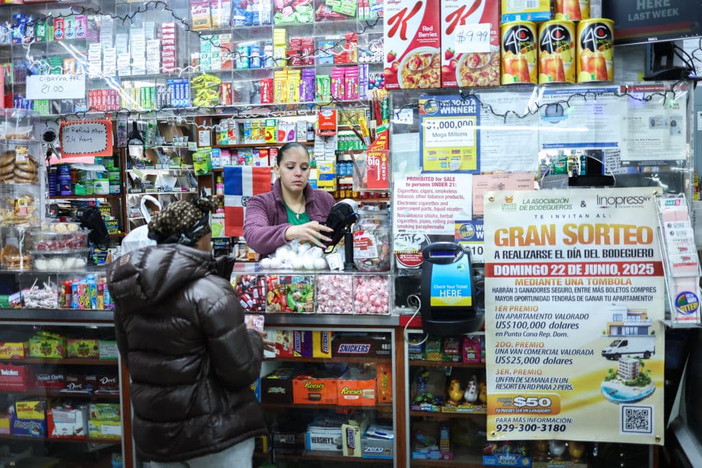Nueva York instala botones de pánico en bodegas: la tecnología que busca salvar vidas en emergencias