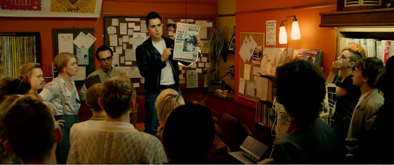 En la vida real el grupo Lesbian and Gays Support the Miners (LGSM) recibió críticas y ataques de otros miembros de la comunidad LGBT+, pues no les agradó la idea de que apoyaran una causa ajena al colectivo. Ray Goodspeed, ex miembro de LGSM, contó a ‘Letf Voice’ (2019) que la homofobia de los mineros no se comparaba a la molestia de otros grupos gays.