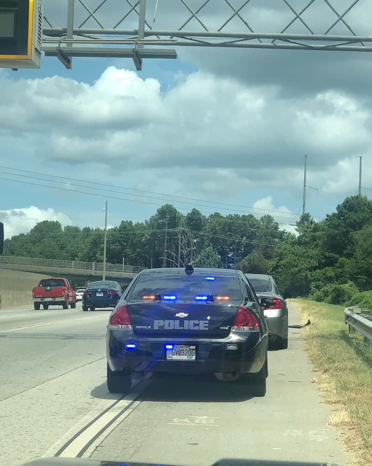 El Departamento de Seguridad Pública de Alpharetta publicó fotos de la operación en redes sociales.