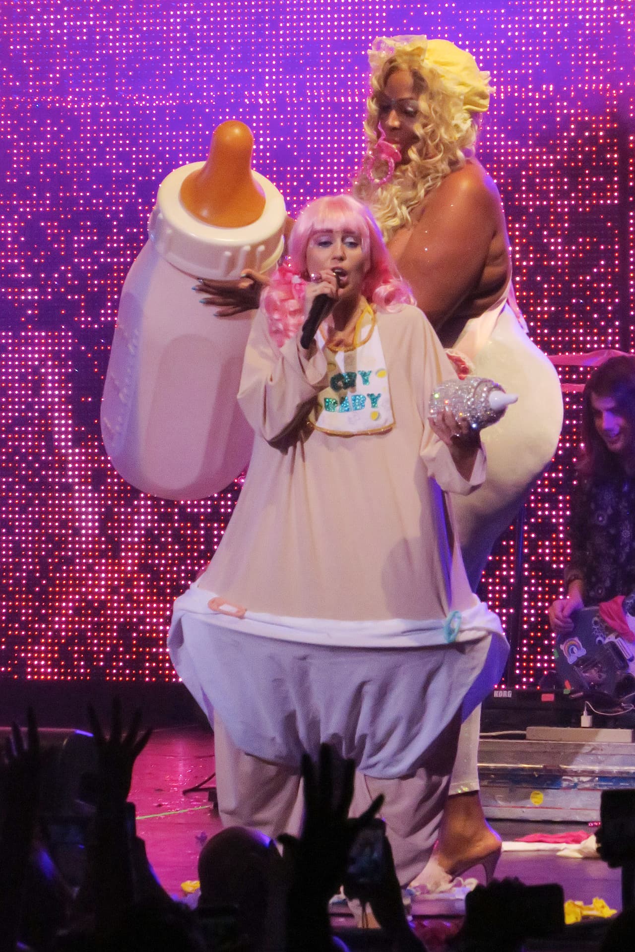 En un momento de la noche hasta se disfrazó de bebé.