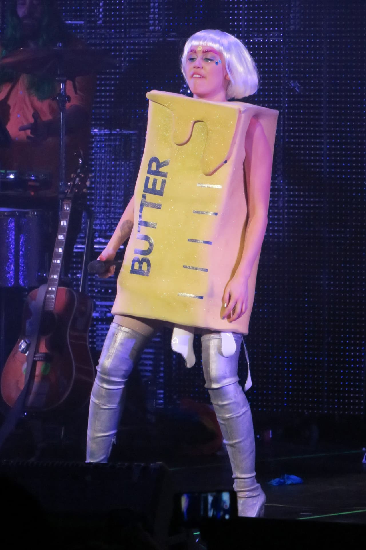 Y bailó cual robot en estado de reparación.