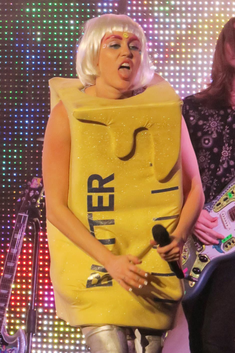 Pero perdió la cabeza con este disfraz de mantequilla.