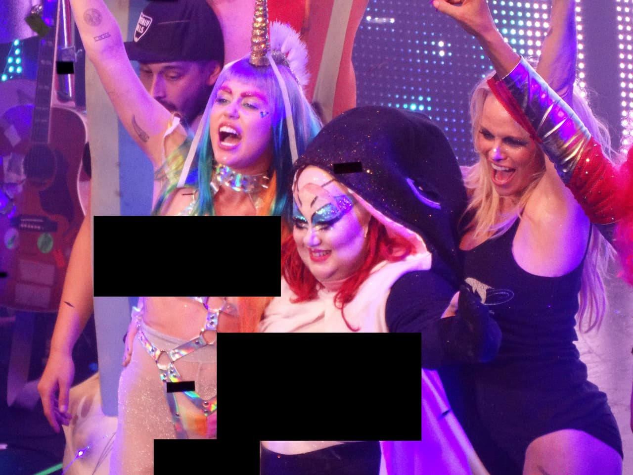 Se ha desnudado varias veces sobre el escenario.