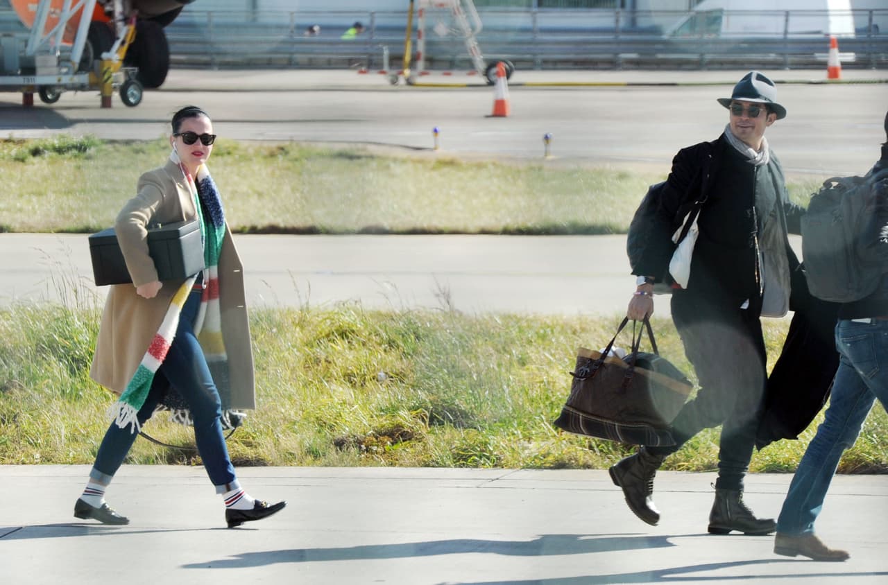 Una fuente consultada por el diario The Mirror, indicó que Katy, Orlando y su mamá, pasaron una tarde súper contentos en un pub que está cerca de la casa de descanso de la señora...