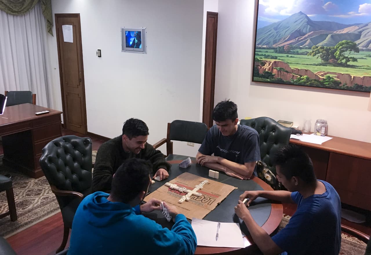 En esta fotografía del 8 de noviembre de 2019, militares venezolanos juegan dominó dentro de la embajada panameña en Caracas, Venezuela.