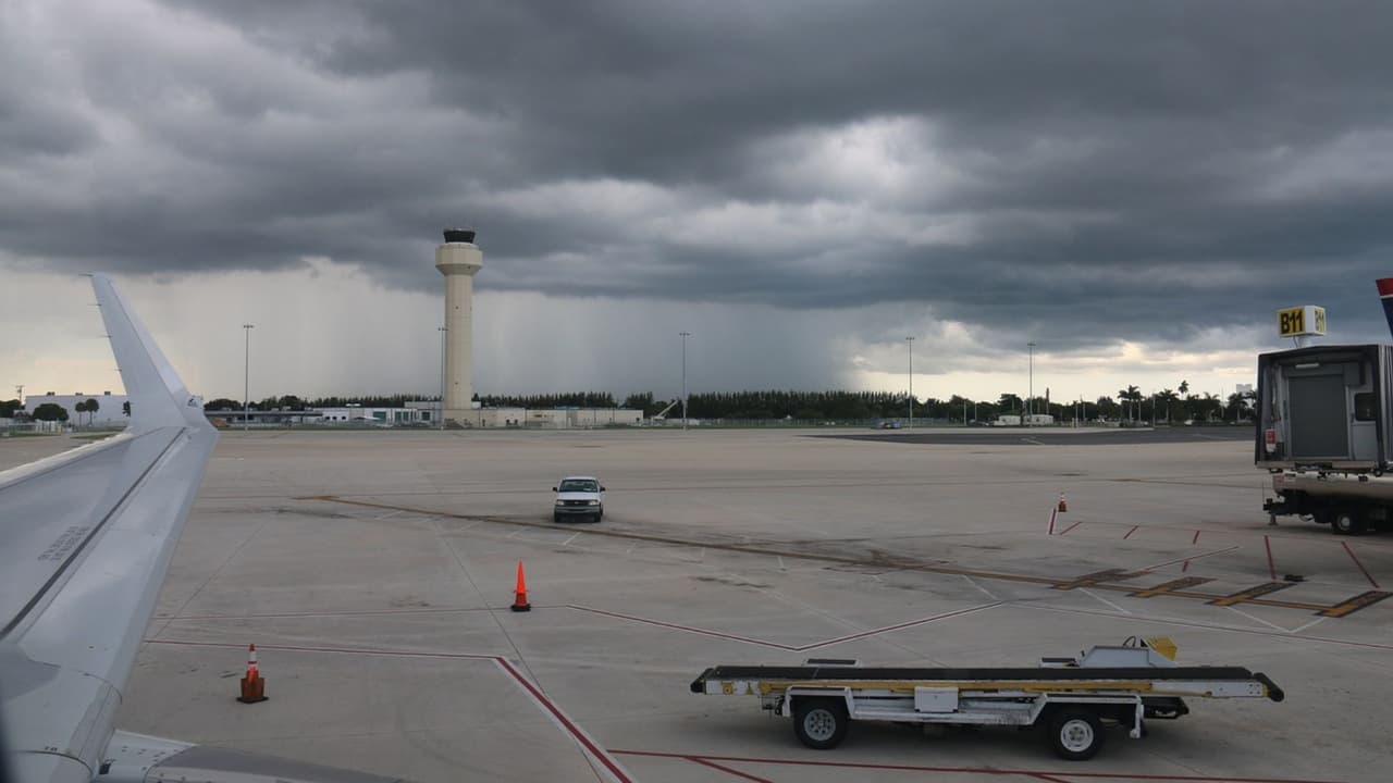 Tormentas paralizan aeropuertos en la Costa Este y dejan a miles sin energía