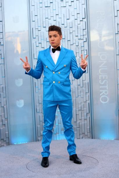 William llegó con un traje color azul.