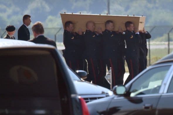 Holanda recibió con honores militares los primeros féretros con las víctimas del vuelo MH17. Están en duelo.