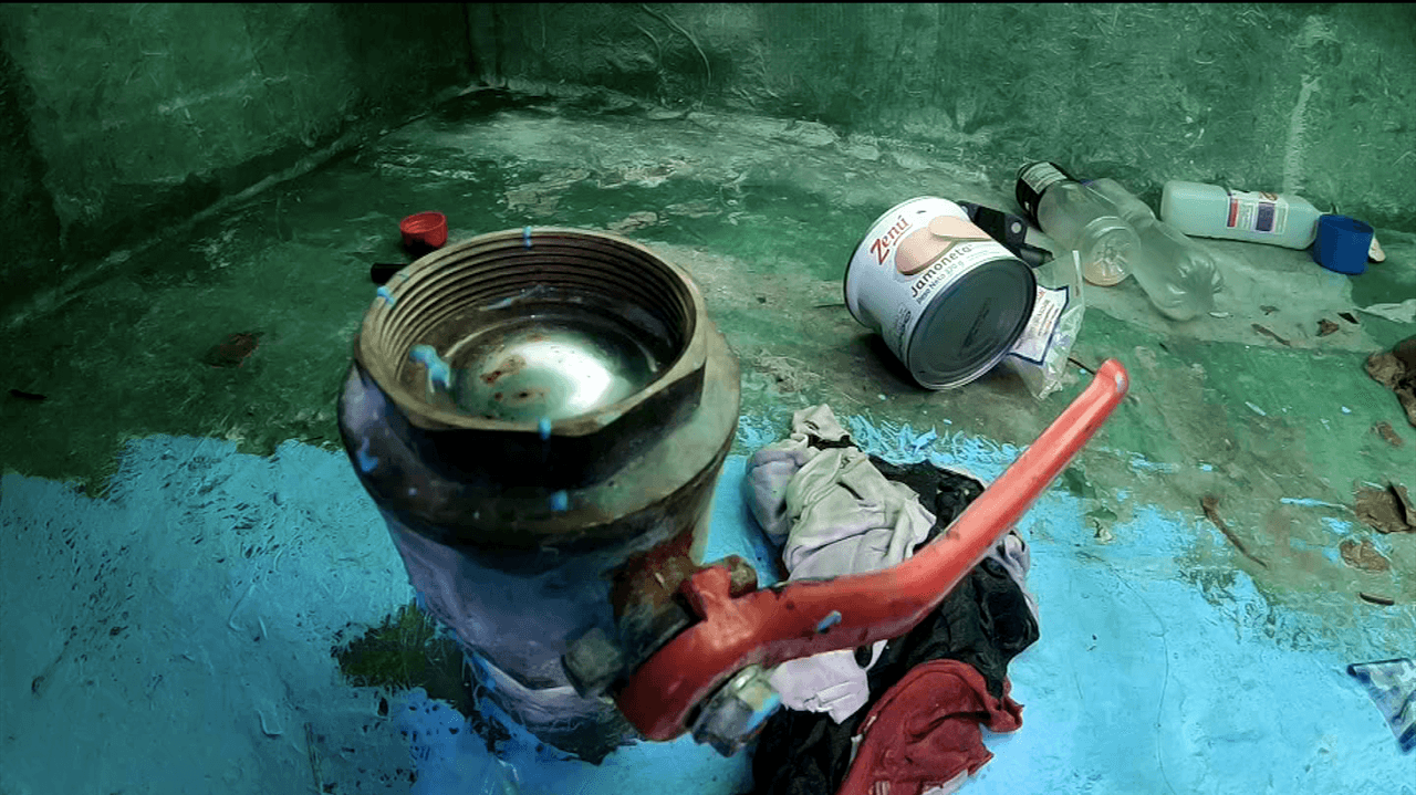 Los tripulantes no pueden abrir la escotilla ni respirar aire fresco, así que comen y hacen sus necesidades dentro de la embarcación.