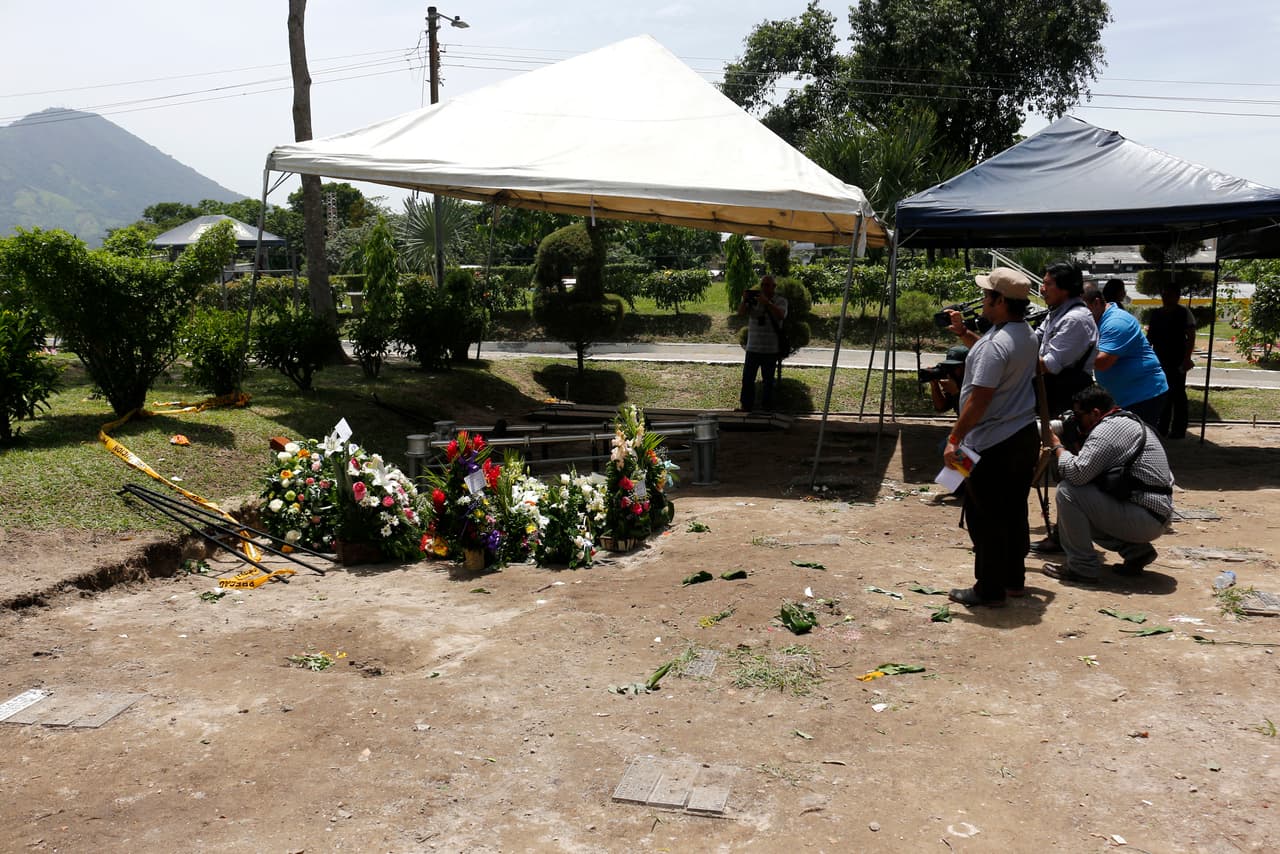 Al final de la ceremonia algunos periodistas entraron al cementerio. En el último mes, la crisis migratoria que se vive en las dos fronteras mexicanas se ha agudizado después de que EEUU diera al país un ultimátum para acabar con el flujo migratorio.