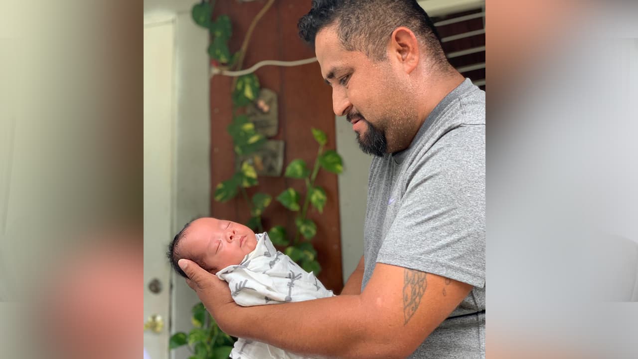 <b><a href="https://www.univision.com/local/houston-kxln/nos-dejo-un-vacio-muy-grande-hispano-pierde-a-su-esposa-por-coronavirus-y-ahora-teme-por-su-bebe-recien-nacido">Alfredo Chable</a></b> recibió a su bebé y al mismo tiempo se prepara para el regreso a clases de su hijo mayor.