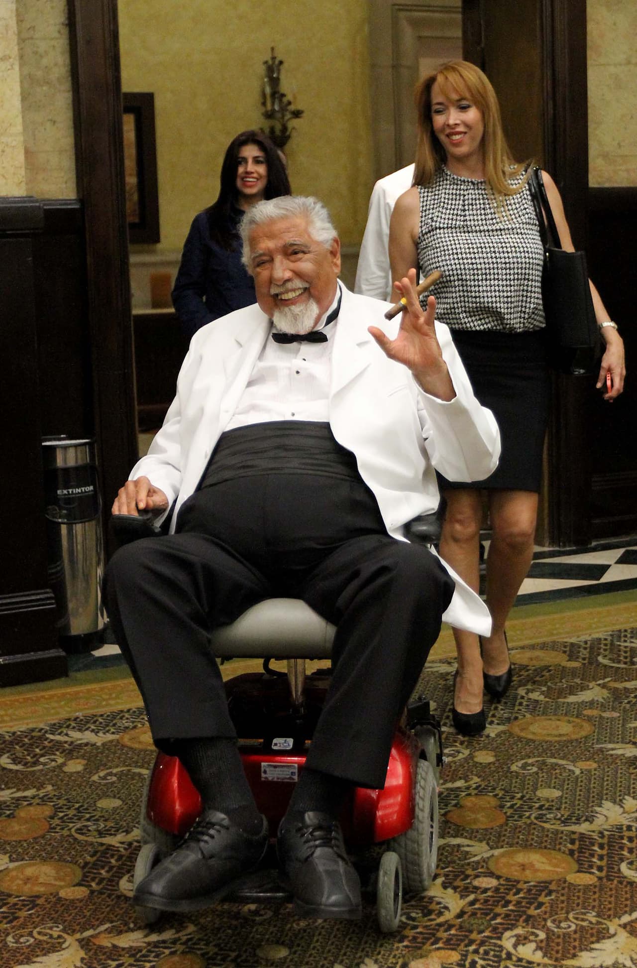 En agosto de 2014 fue hospitalizado de emergencia en la Ciudad de México. Vivía en Puerto Vallarta en los últimos años.