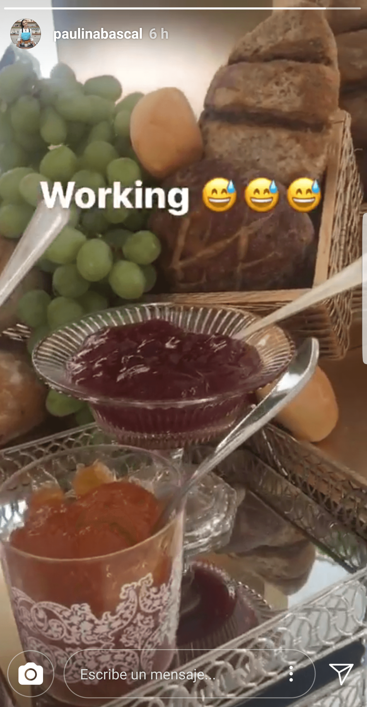 La encargada del menú del enlace fue la chef Adriana Abascal, quien mediante sus redes sociales compartió la mesa de dulces que montó para el festejo.