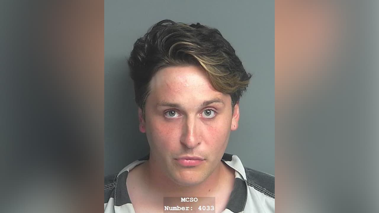 James Daniel Storey, enfrenta cargos de agresió a un miembro de su familia con un arma mortal.