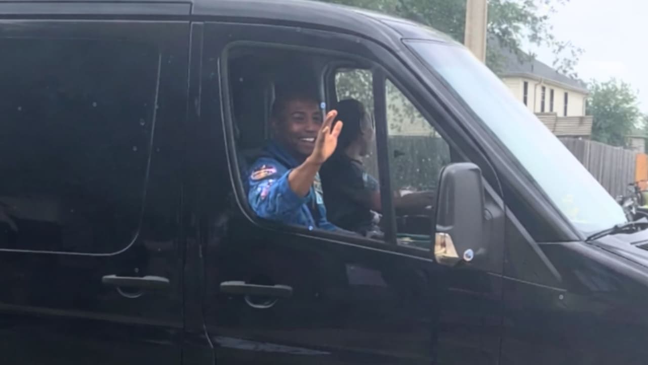 <h3 class="cms-H3-H3">Su papel en Artemis II</h3> Como piloto, Glover fue 
<b><a href="https://www.univision.com/noticias/estados-unidos/luego-de-artemis-ii-la-nasa-recurre-a-musk-y-bezos-para-alunizar" target="_blank">el segundo al mando de la misión.</a></b>
<br>Su rol incluyó
<b> tareas de control, monitoreo de sistemas y apoyo directo al comandante</b> durante las maniobras del vuelo.
<br>Artemis II 
<b>no aterrizó en la Luna.</b> 
<br>Su objetivo fue p
<b>robar la nave Orion con tripulación en una trayectoria alrededor del satélite,</b> un paso clave antes de futuras misiones que sí buscan descender en la superficie.
<br>La tripulación incluyó a 
<a href="https://www.univision.com/noticias/estados-unidos/tripulacion-artemis-ii-habla-por-primera-vez-estamos-unidos-para-siempre-dicen" target="_blank">Reid Wiseman como comandante, junto a Christina Koch y Jeremy Hansen como especialistas de misión.</a>