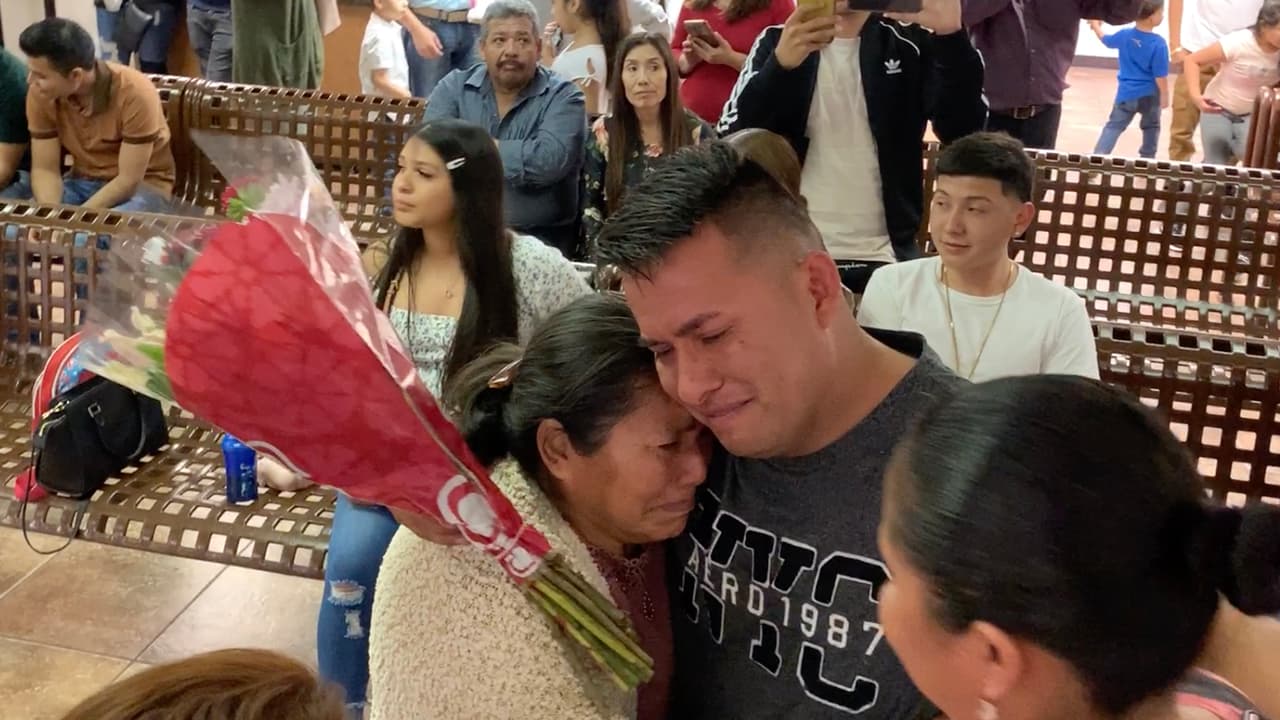 Muchos de ellos no podían creer que por fin estaban de nuevo junto con sus padres.