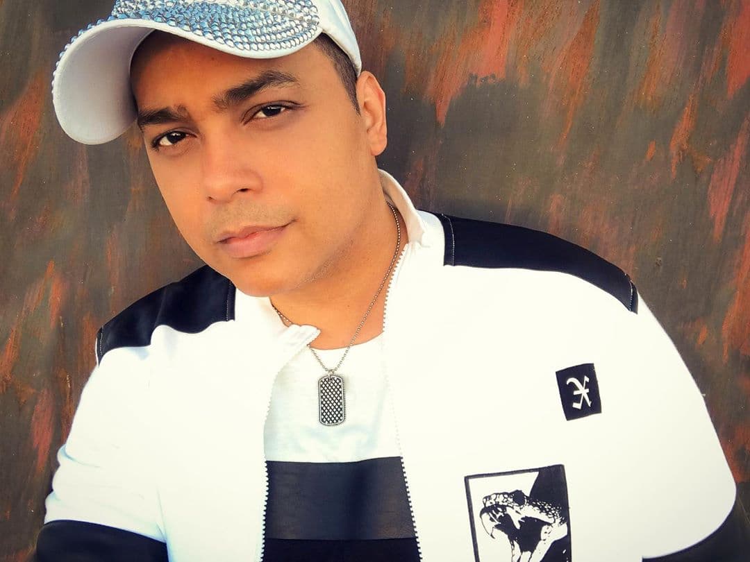 En 1996, Cherito Jiménez produjo su primer álbum como solista bajo el nombre Chery X, alcanzando popularidad en Estados Unidos, Puerto Rico y Sudamérica con su éxito 'Qué tentación', se agrega en su página oficial.