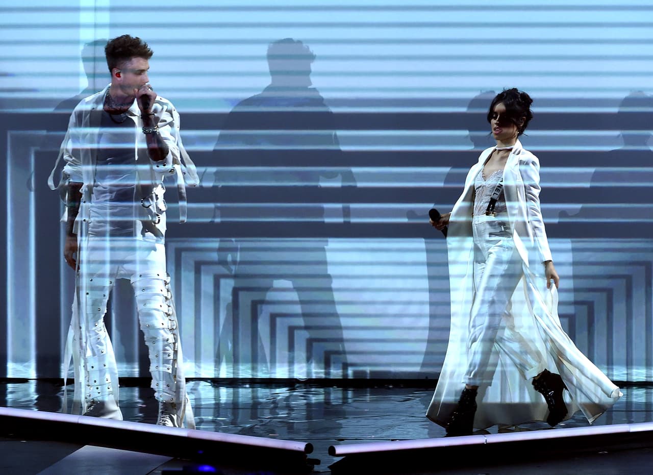 Interpretaron juntos su gran éxito 'Bad Things'