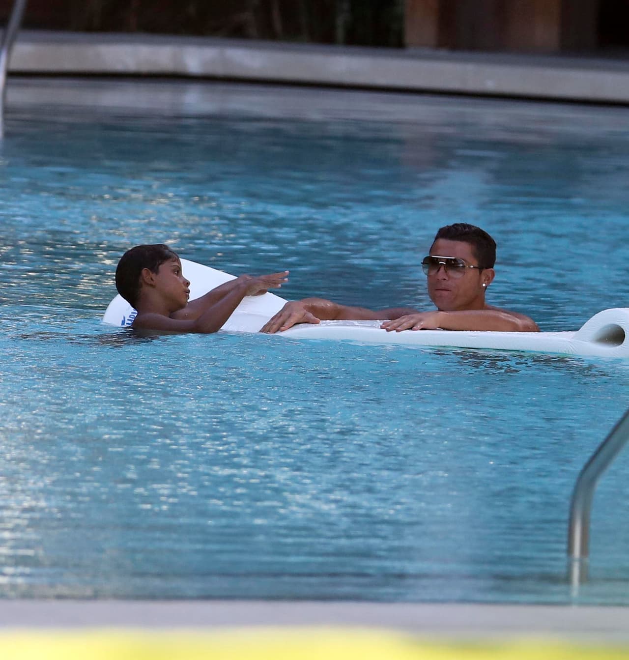 Cristano Ronaldo disfruta de unas vacaciones junto a su hijito.
