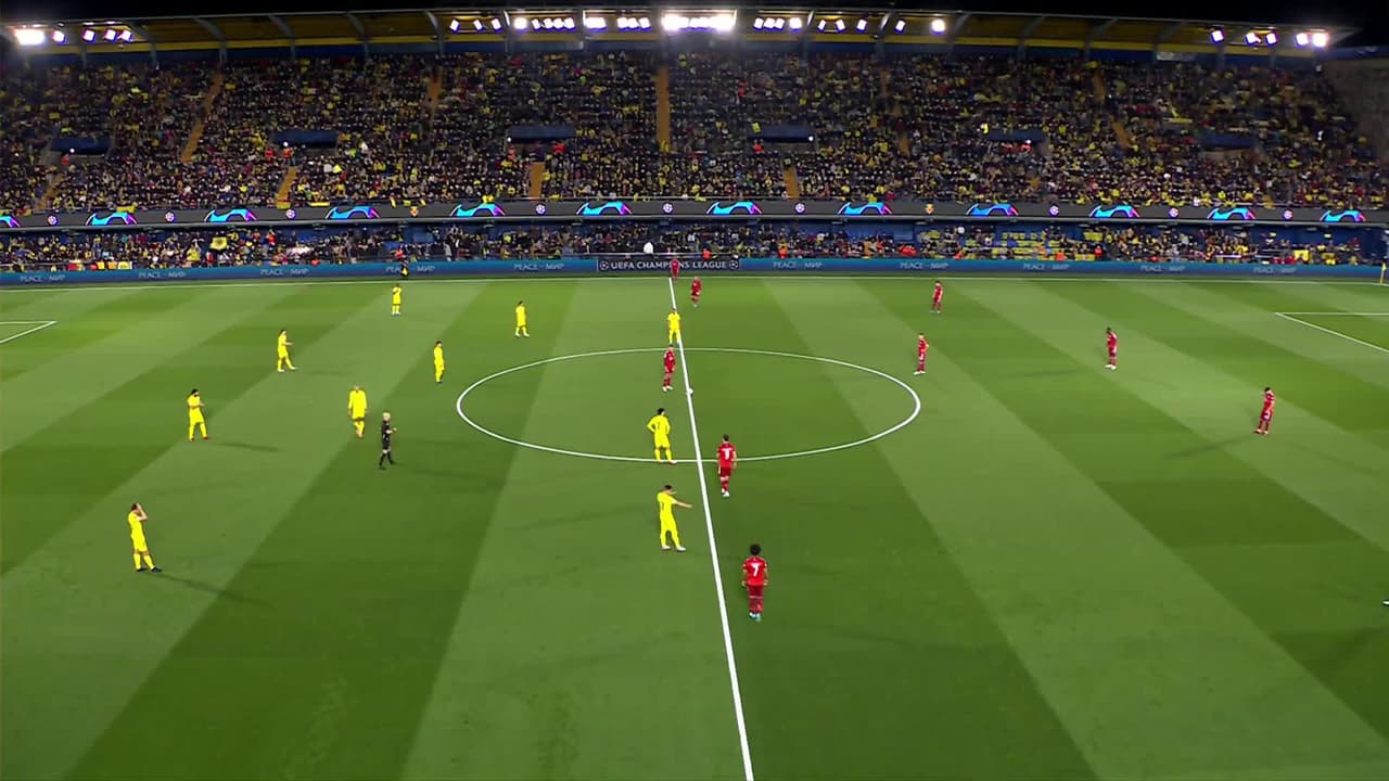 Arranca el partido y la pelota está en juego.