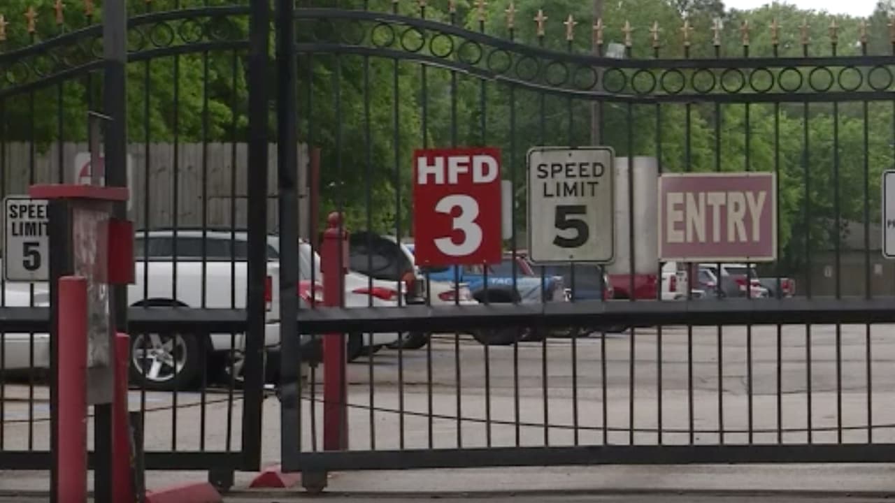 Tanto mujeres como hombres pueden ser perseguidos por sospechosos cuando se conduce por las calles. La Policía de Houston ofrece recomendaciones que puedes tener en cuenta si llegas a experimentar este tipo de incidentes.
<b><a href="https://www.univision.com/local/houston-kxln/autoridades-consejos-evitar-victima-crimenes-houston-fotos" target="_blank">Mira las recomendaciones. </a></b>