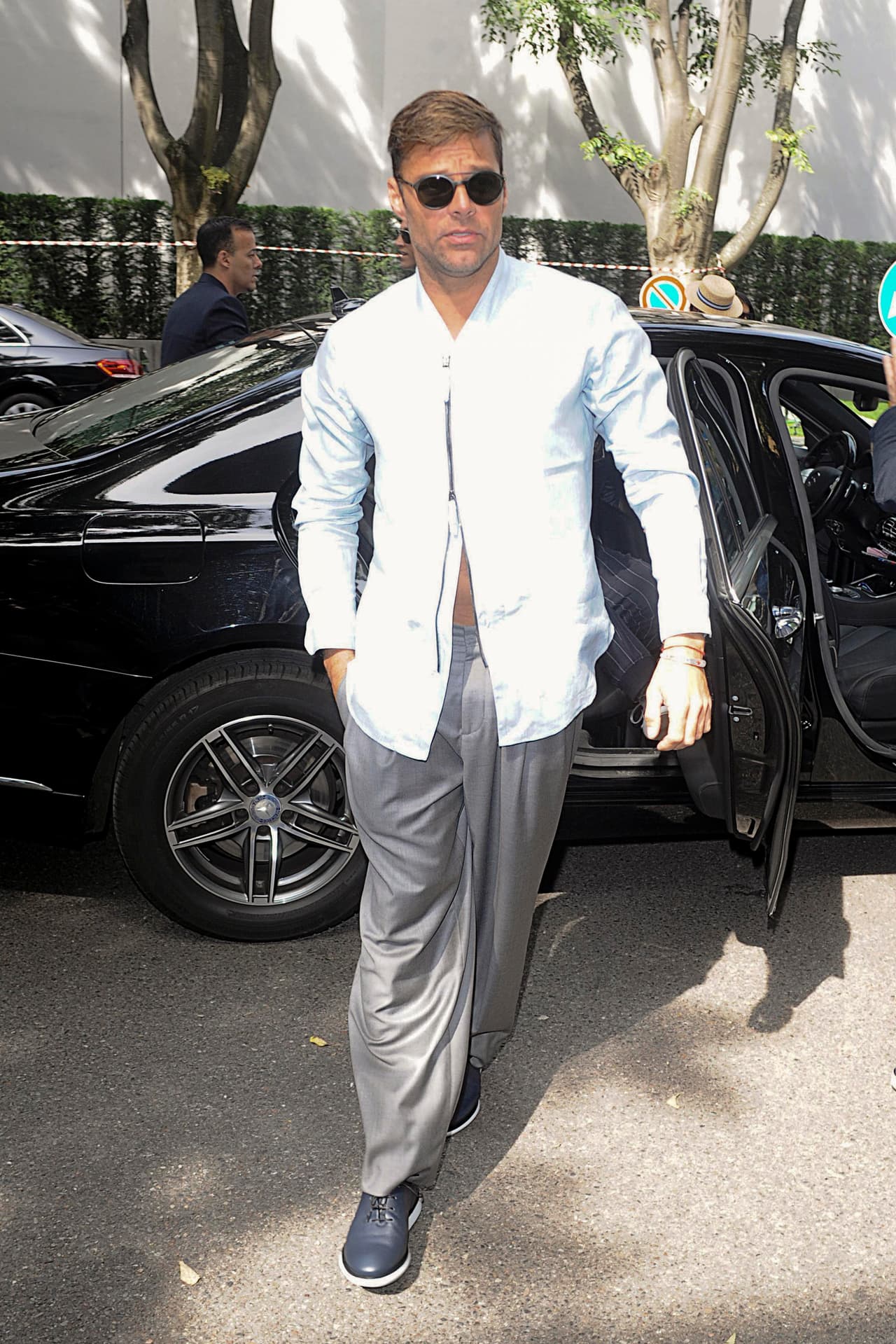 Además, él se pasea por Europa como todo un grande del mundo fashion.