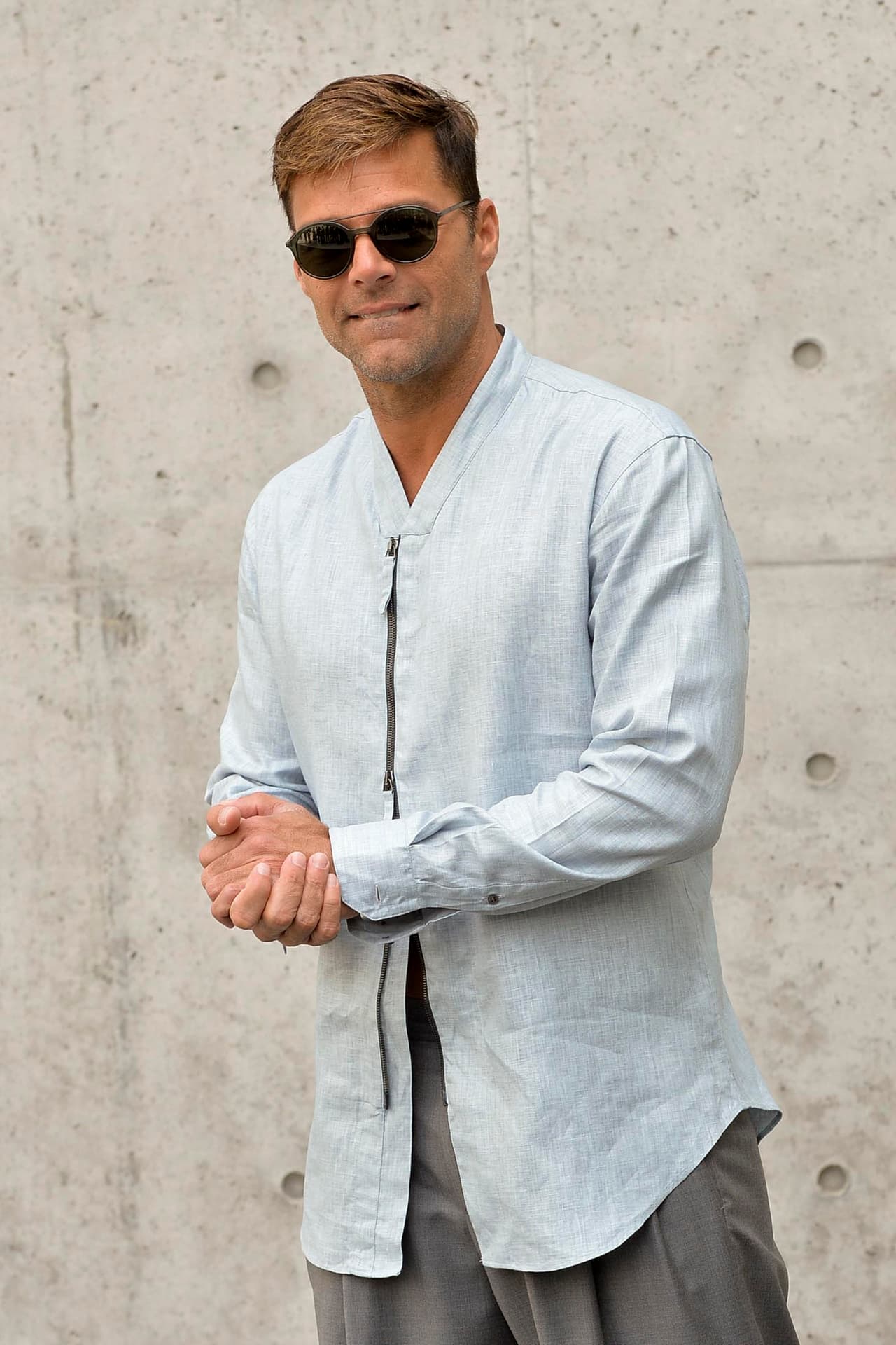 Desde los lentes y la ropa súper cómoda, pero fashion que eligió Ricky se ve fantástico.