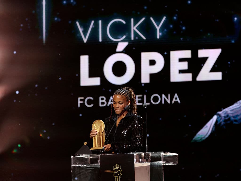 Vicky López, del Barcelona, ganó el Trofeo Kopa femnenino por ser la mejor jugadora Sub-21de la temporada.