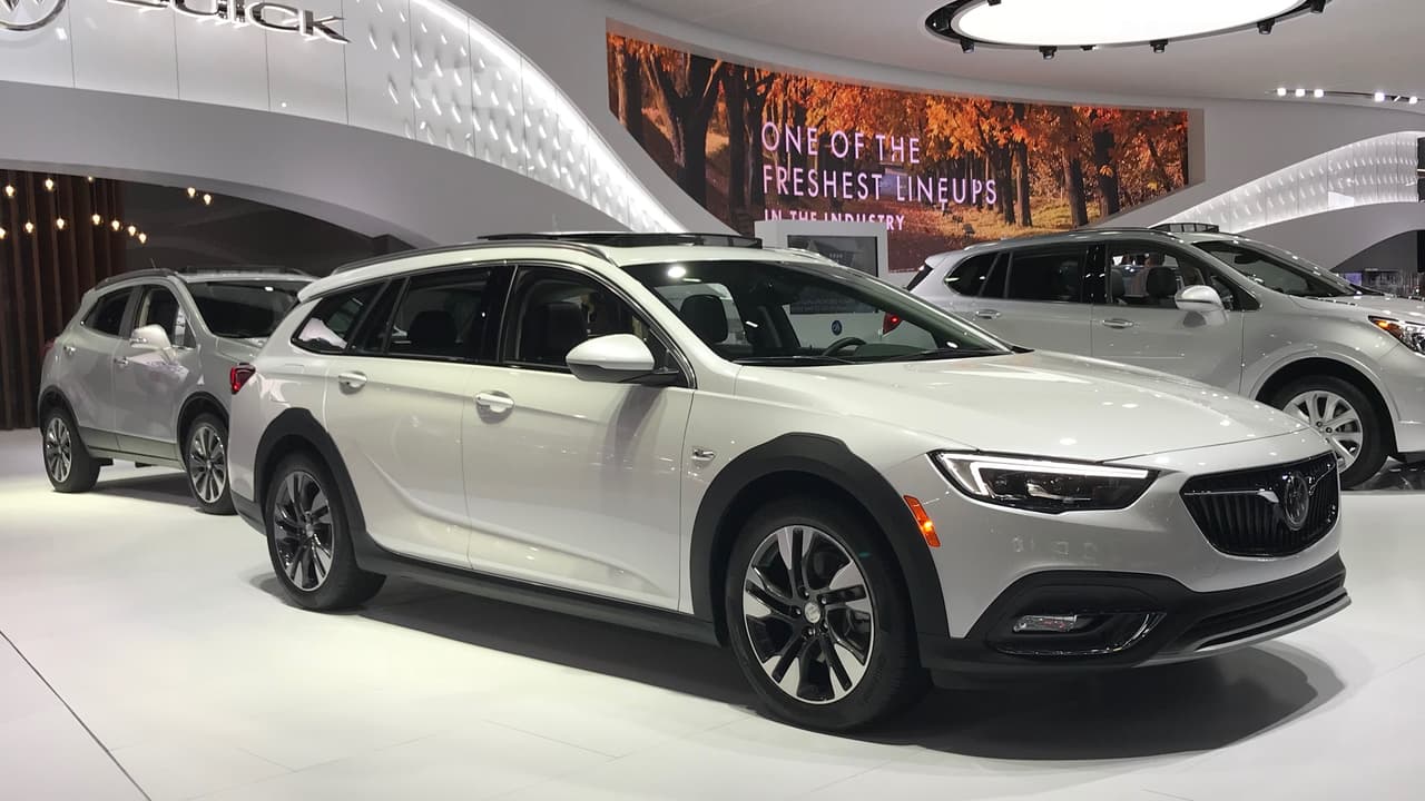 <h3 class="cms-h3-H3">Lo que nos gusta.</h3>
<br>
<br>Dicen que el auto favorito de los periodistas automotrices son las camionetas de techo largo. Yo estoy de acuerdo, con espacio de sobra y un centro de gravedad bajo que hace más seguro el viaje a altas velocidades no hay carrocería mejor. Entonces, ¿por qué casi nadie las fabrica? Aquí les mostramos la 
<b>Buick Regal TourX 2018</b>, un sueño que probablemente nadie comprará.