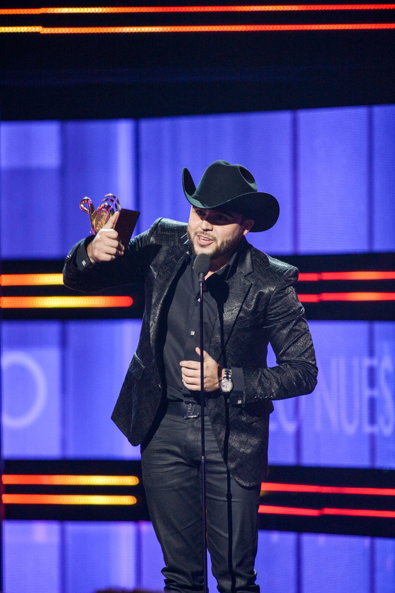 Gerardo Ortiz recibió el anhelado galarón.