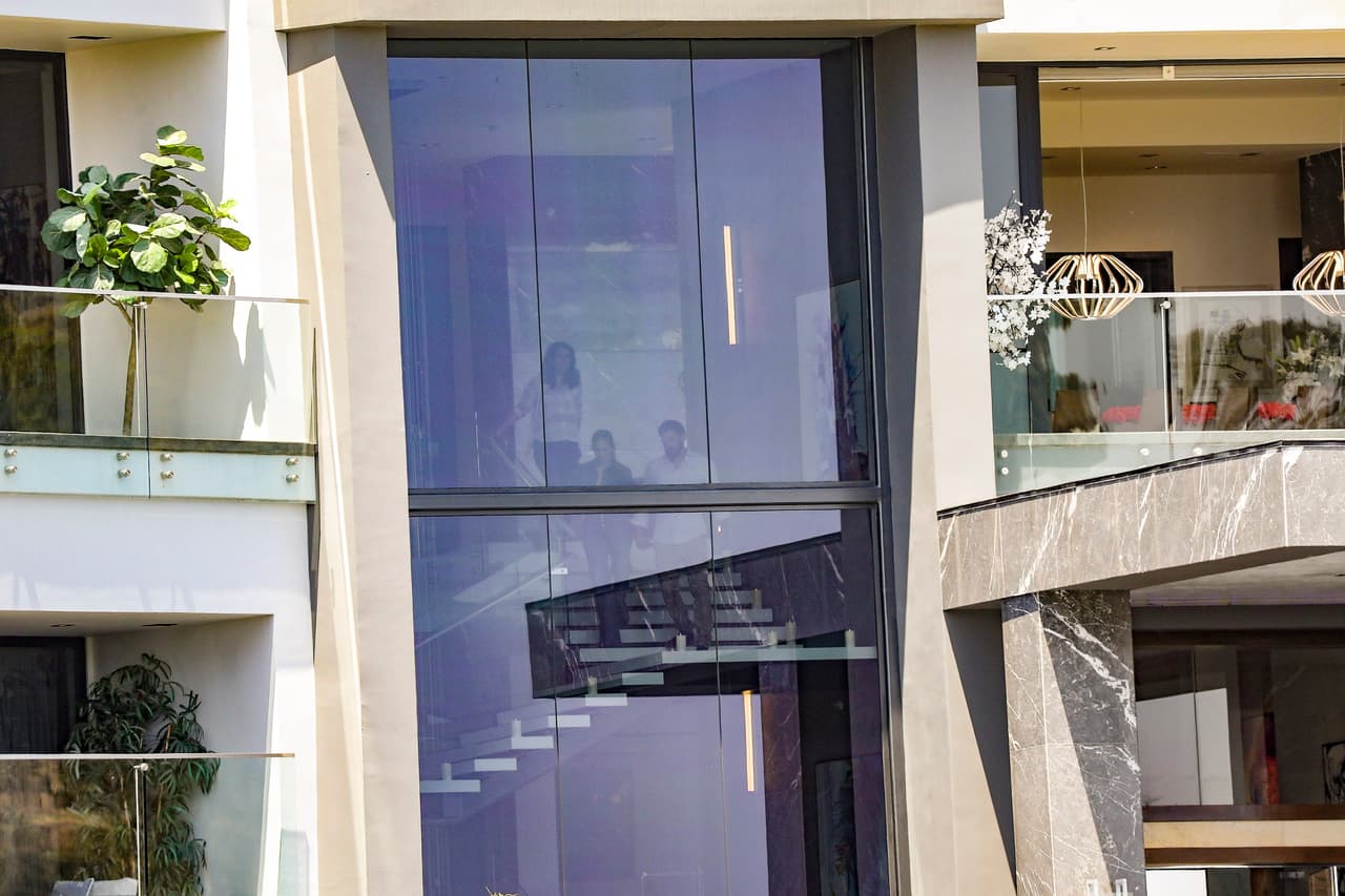 Según los reportes de la prensa, 
<b><a href="https://www.univision.com/famosos/jennifer-lopez-y-ben-affleck-lujosa-mansion-bel-air-fotos" target="_blank">la pareja busca una casa </a></b>para vivir junto con los hijos de cada quien. 
<br>