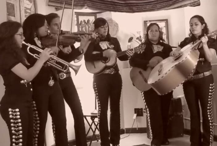 Flor de Toloache: una banda de mujeres mariachi que te enamorarán