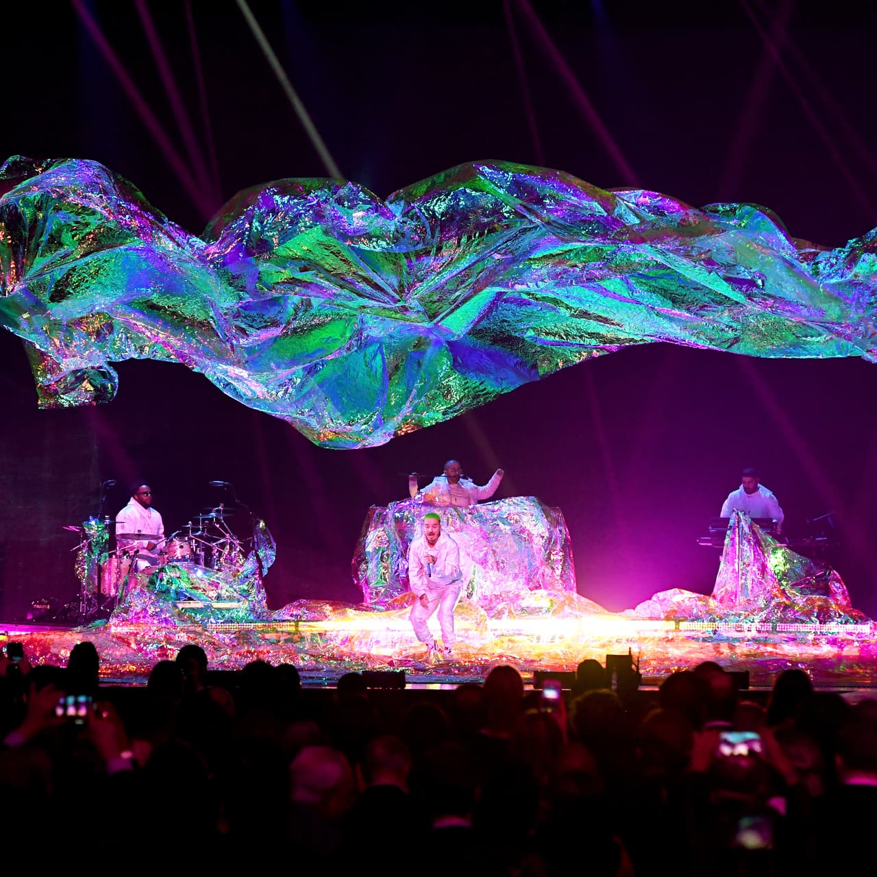 La energía de J Balvin se hizo sentir en el escenario del Latin GRAMMY 2018 mientras sacaba sus mejores pasos al ritmo de reggaeton.