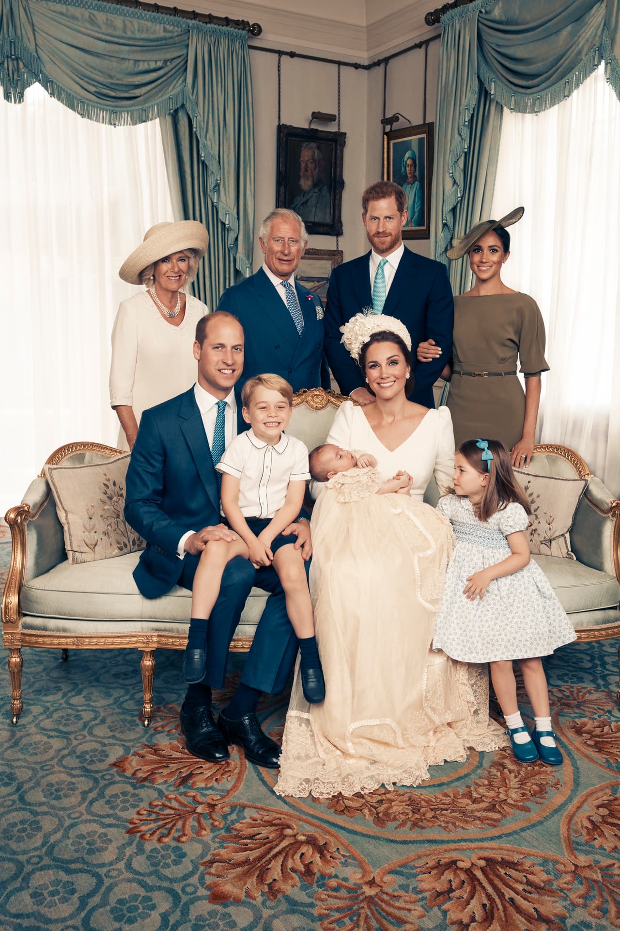 En la foto familiar aparecen los duques de Sussex, el
<a href="https://www.univision.com/entretenimiento/realeza/meghan-markle-quiere-tener-hijos-pero-harry-parece-que-no-tantos"><b>príncipe Harry</b></a> y su esposa
<a href="https://www.univision.com/entretenimiento/realeza/meghan-markle-esta-aterrada-segun-su-papa-y-esto-es-lo-que-le-suplica-preocupado"><b>Meghan Markle</b></a>, el heredero al trono
<a href="https://www.univision.com/entretenimiento/realeza/suena-como-insulto-pero-no-lo-es-asi-es-como-el-principe-carlos-llama-a-meghan-markle"><b>Carlos de Inglaterra</b></a> y su esposa
<a href="https://www.univision.com/entretenimiento/dos-contra-el-mundo-la-relacion-del-principe-carlos-y-camilla-parker-video"><b>Camilla Parker</b></a>, y, por supuesto, los duques de Cambridge junto a sus hijos; el
<a href="https://www.univision.com/entretenimiento/realeza/te-gustaria-que-tu-hijo-tuviera-los-modales-de-los-principitos-charlotte-y-george-ahora-puedes-ensenarle-en-casa"><b>príncipe George</b></a>, de 4 años; la
<a href="https://www.univision.com/entretenimiento/para-morir-de-amor-la-princesa-charlotte-besa-dulcemente-a-su-hermano-menor"><b>princesa Charlotte</b></a>, de 3, y el Louis, quien nació en la mañana del
<a href="https://www.univision.com/entretenimiento/nace-el-hijo-del-principe-william-y-kate-middleton">lunes, 23 de abril</a>.