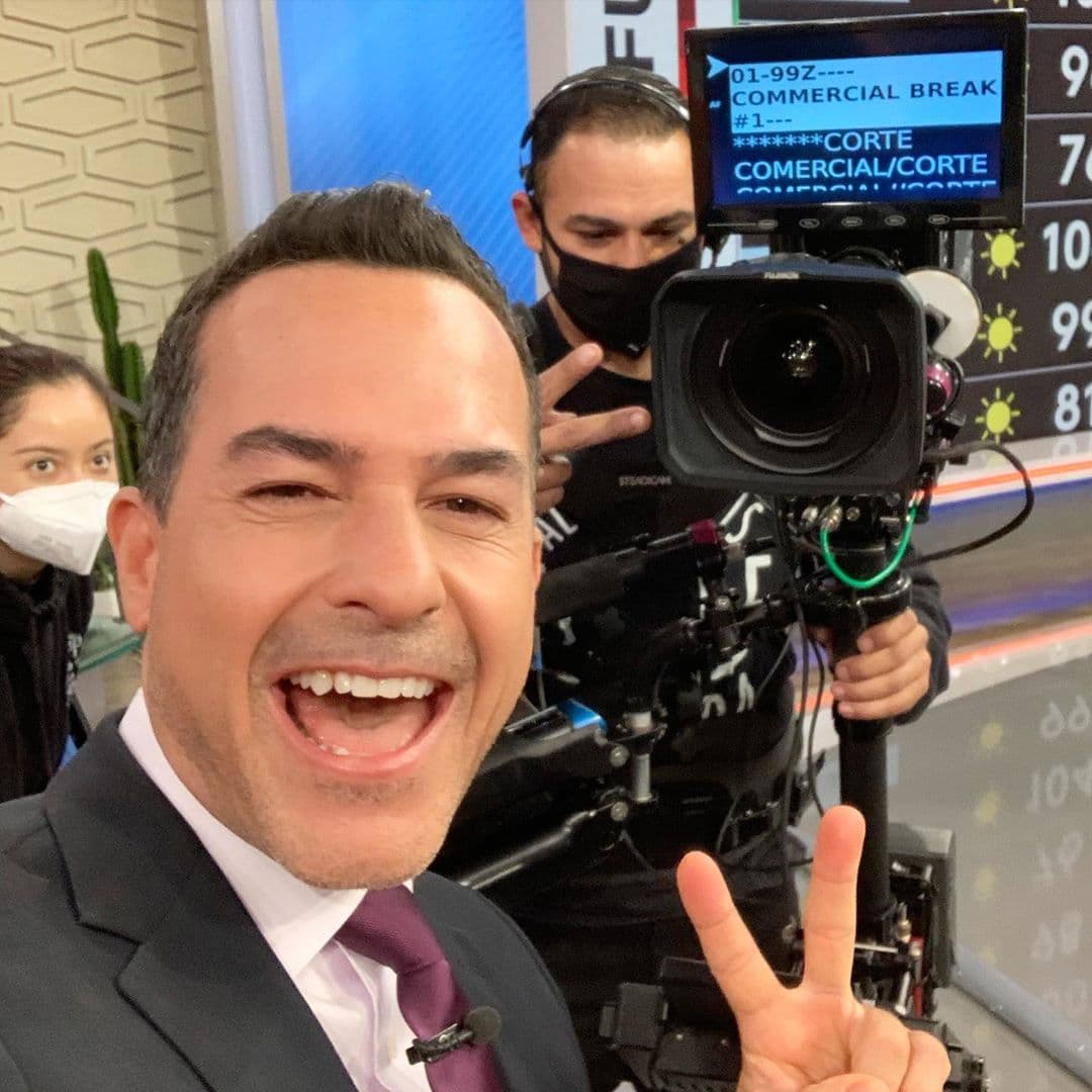 Esta semana, Carlitos Calderón estuvo de regreso en la casa más feliz de la televisión hispana, lleno de alegría por volver a estar cerca, pero no tanto, de algunos de sus compañeros.