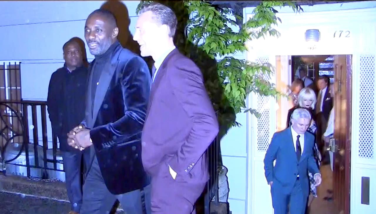 Idris (quien salió en 'Thor' con Tom), iba delante. Al fondo podemos ver a Taylor salir del local.