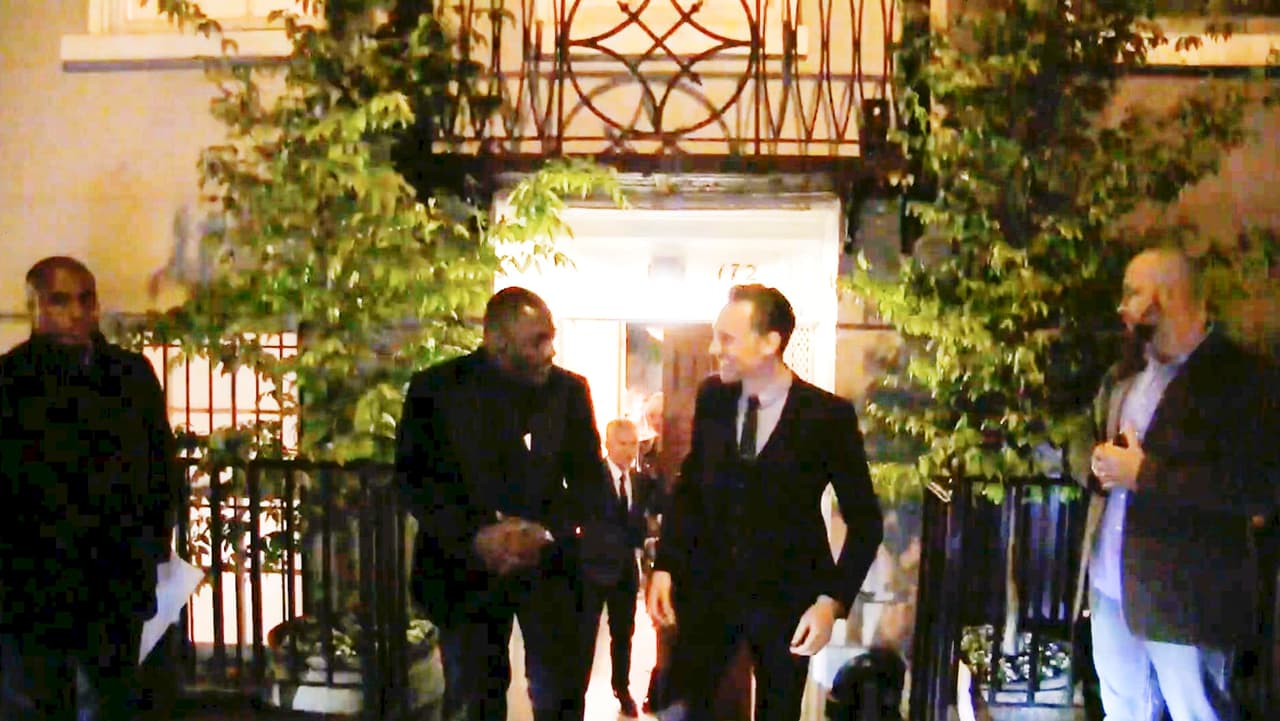Y así fue la primera vez que cenaron juntos, al menos con un amigo, el actor Idris Elba.