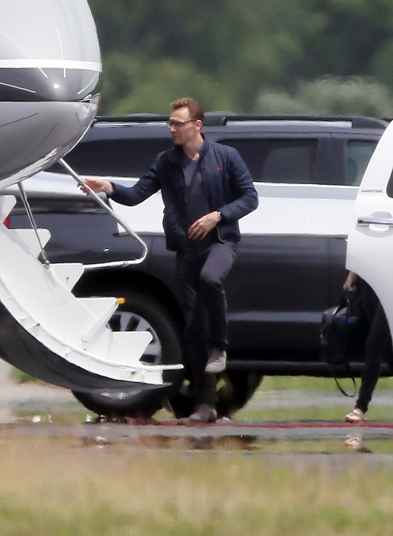 Hiddleston se esperó a que la cantante abordara para hacerlo él después.