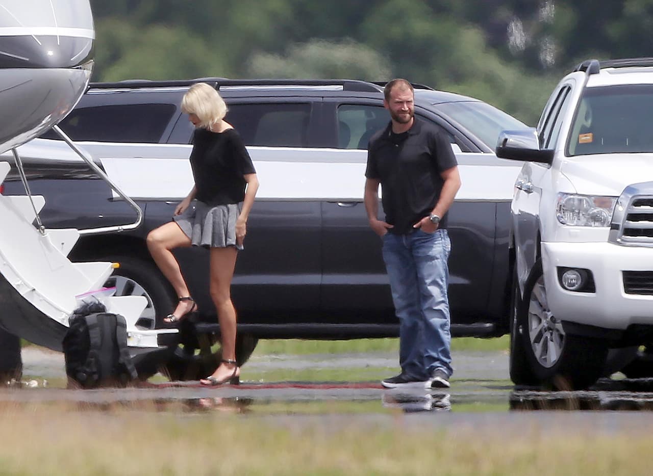 Fue escoltada hasta las escalinatas del avión.