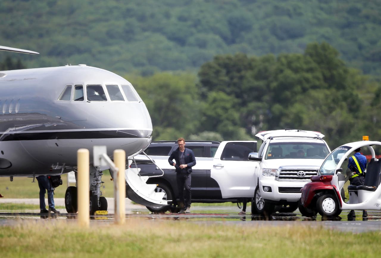 Atrás de ella llegó el actor de 'Thor' y 'Crimson Peak'.