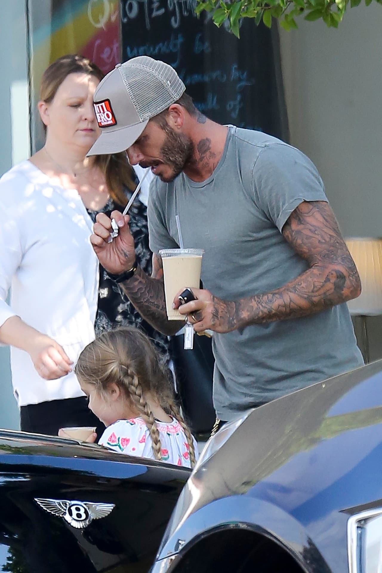 Como de costumbre estuvo al pendiente de su hija en todo momento.