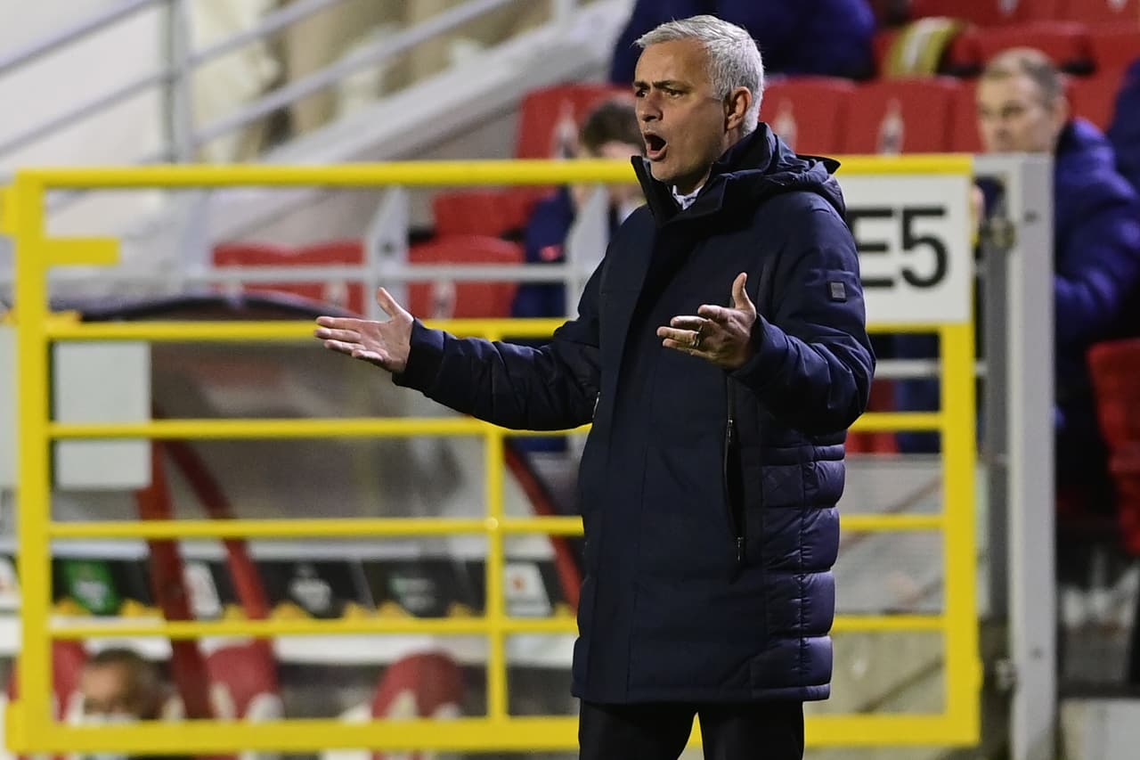 Mourinho salió molesto de la derrota del Tottenham en la Europa League.