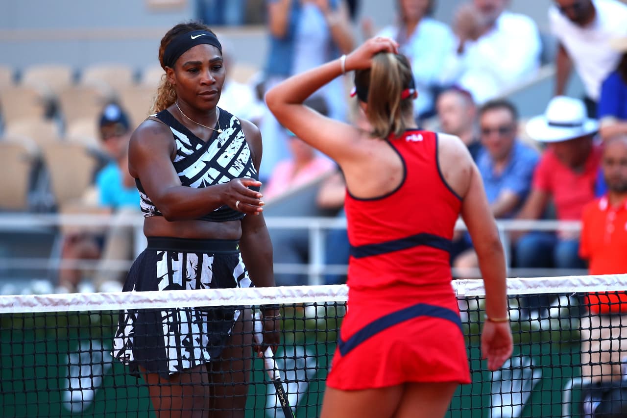 Serena Williams saluda a Sofia Kenin tras perder en Roland Garros.