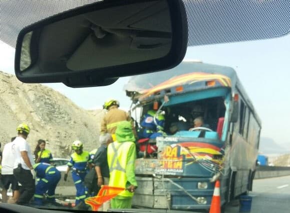 El Autobús quedó en sentido contrario, luego de volcar.